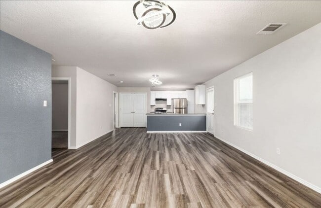 5910 Lady Ln in San Antonio, TX - Foto de edificio - Building Photo