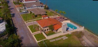 602 N Shore Dr E in Port Isabel, TX - Building Photo