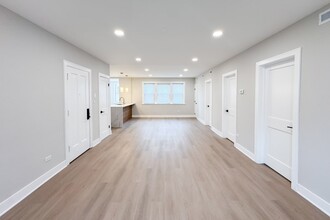 5120 N Laramie Ave, Unit 1 in Chicago, IL - Foto de edificio - Building Photo