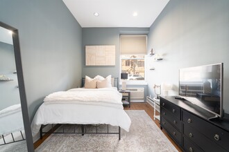 222 Grand St in Hoboken, NJ - Foto de edificio - Building Photo