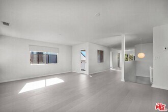 466 S Venice Blvd in Los Angeles, CA - Building Photo - Building Photo
