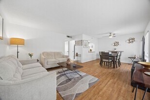 6456 Bayou Glen Rd in Houston, TX - Building Photo