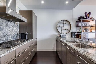 2900 McKinnon St in Dallas, TX - Building Photo - Building Photo