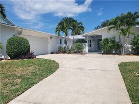 3331 NE Skyline Dr in Jensen Beach, FL - Building Photo