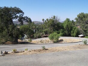 130 Chisholm Trail in Thousand Oaks, CA - Building Photo - Building Photo