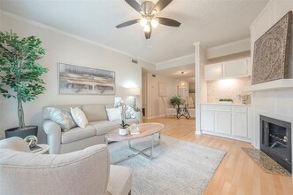 2125 Augusta Dr in Houston, TX - Building Photo - Building Photo