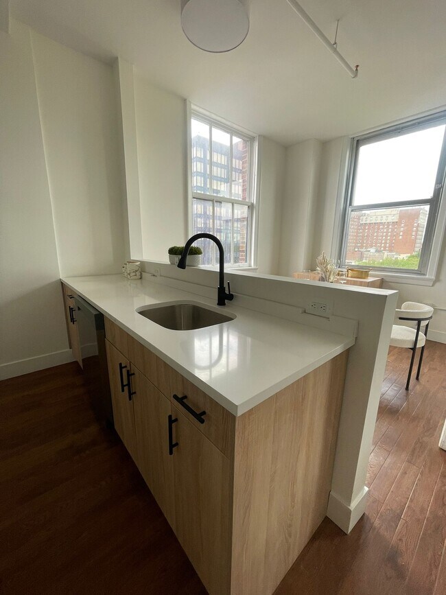 129 Church St, Unit Studio in New Haven, CT - Building Photo - Building Photo