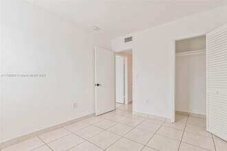 1114 Douglas Rd in Coral Gables, FL - Building Photo - Building Photo