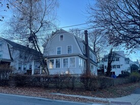 541 School St, Unit 2 in Belmont, MA - Foto de edificio - Building Photo