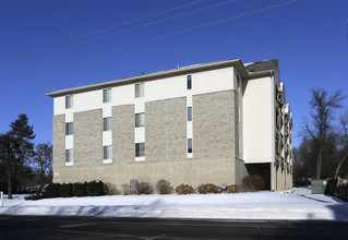 Crown Commons in Fridley, MN - Foto de edificio - Building Photo