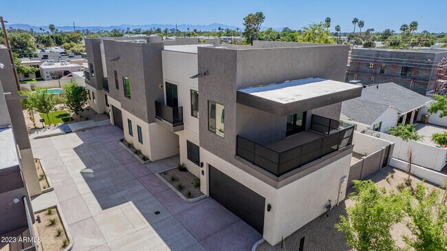 1625 E Lamar Rd in Phoenix, AZ - Foto de edificio - Building Photo