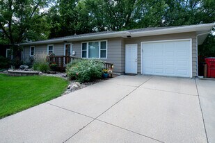 617 N Cedar St, Unit Upstairs in Canton, SD - Building Photo