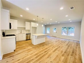 1099 N Village Dr in Decatur, GA - Building Photo - Building Photo