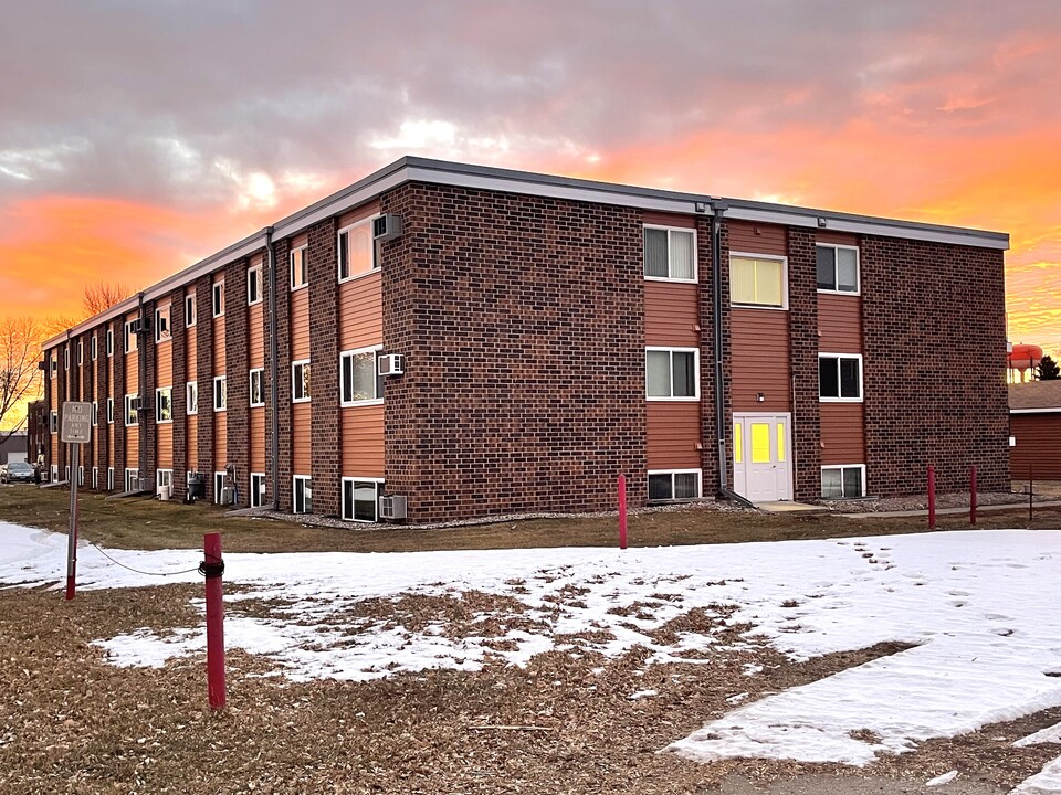 Emerald Apartments in Jamestown, ND - Building Photo