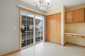 680 Mill Cir, Unit 204 in Wheeling, IL - Building Photo - Building Photo