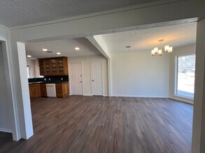 817 Wade Dr in Bedford, TX - Foto de edificio - Building Photo