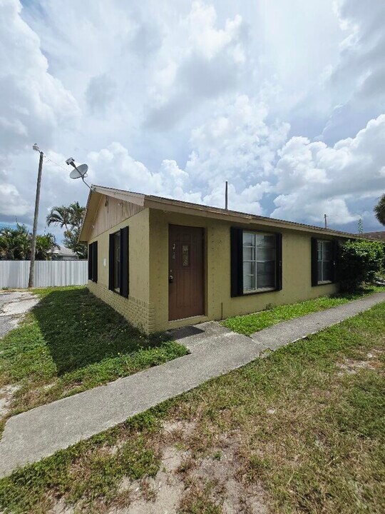 1710 E Breezy Ln in West Palm Beach, FL - Building Photo