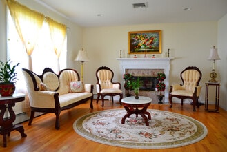 338 38th St in Lindenhurst, NY - Foto de edificio - Building Photo