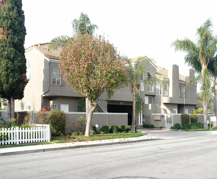 217 E 16th Pl in Costa Mesa, CA - Building Photo