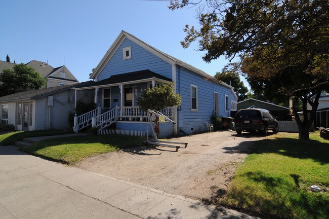 328 N Yosemite Ave in Oakdale, CA - Foto de edificio - Building Photo
