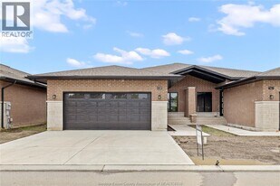 542 LilyMac Blvd in Windsor, ON - Building Photo