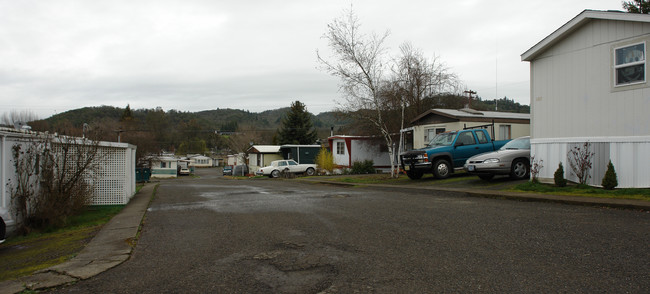 Brookside Mobile Manor in Roseburg, OR - Foto de edificio - Building Photo