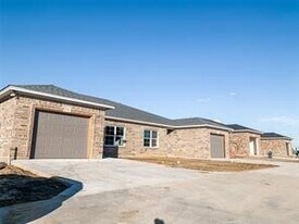 110 Oakland St, Unit F in Grandview, TX - Building Photo