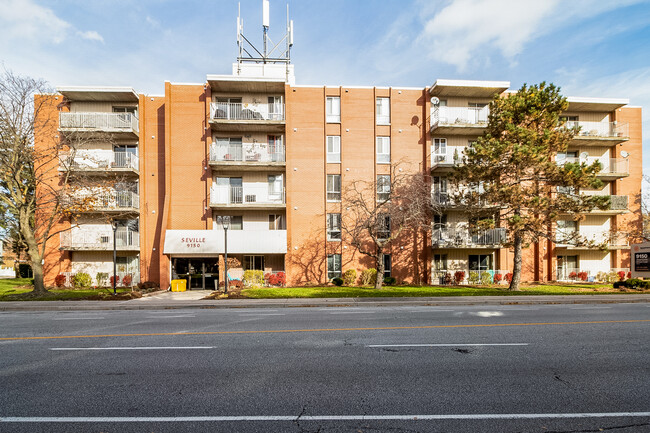 Spanish Trio in Windsor, ON - Foto de edificio - Building Photo