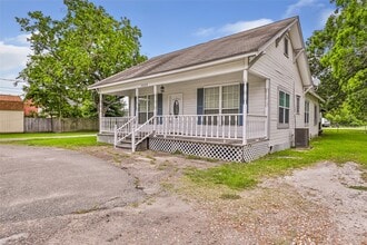 2835 Massey Tompkins Rd in Baytown, TX - Building Photo - Building Photo