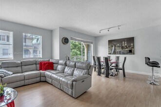 8838 W Flagler St in Miami, FL - Building Photo - Building Photo