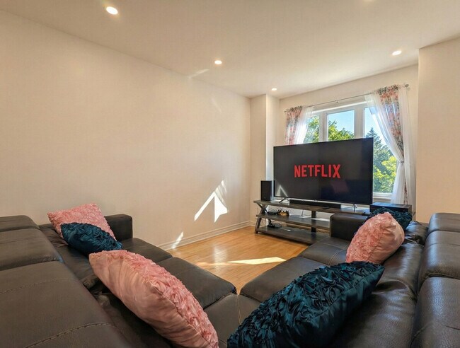 4595 Rue L'Écuyer in Laval, QC - Building Photo - Building Photo