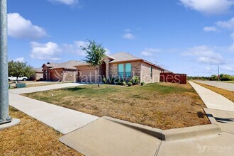 1000 Meadow Scape Dr in Burleson, TX - Foto de edificio - Building Photo