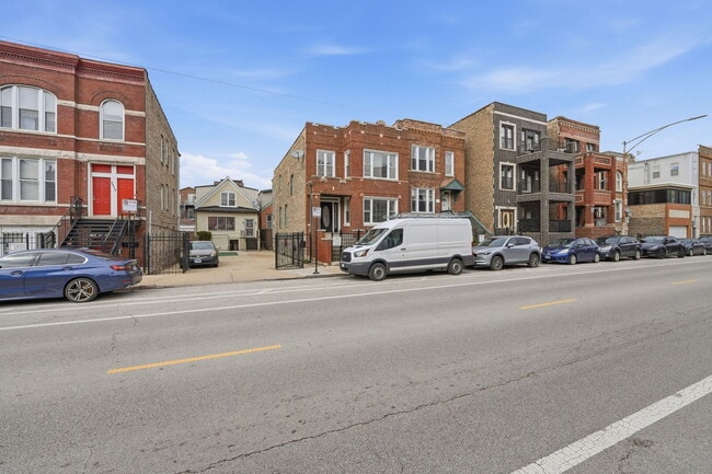 property at 2618 W Augusta Blvd