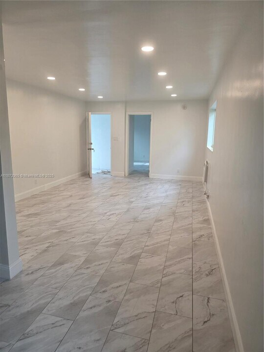 411 SE 3rd Ave in Hallandale Beach, FL - Building Photo