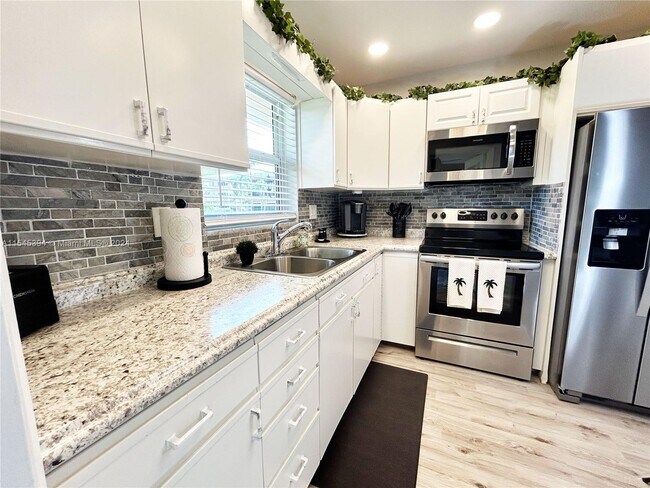 5300 Washington St, Unit D106 in Hollywood, FL - Foto de edificio - Building Photo