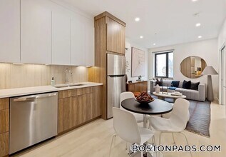 87 Oxford St, Unit 404 in Lynn, MA - Building Photo - Building Photo