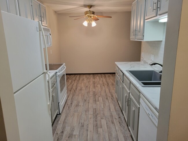 3917 Heritage Hills Dr, Unit 102 in Bloomington, MN - Building Photo - Building Photo