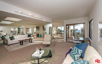 110 Ocean Park Blvd in Santa Monica, CA - Building Photo - Building Photo