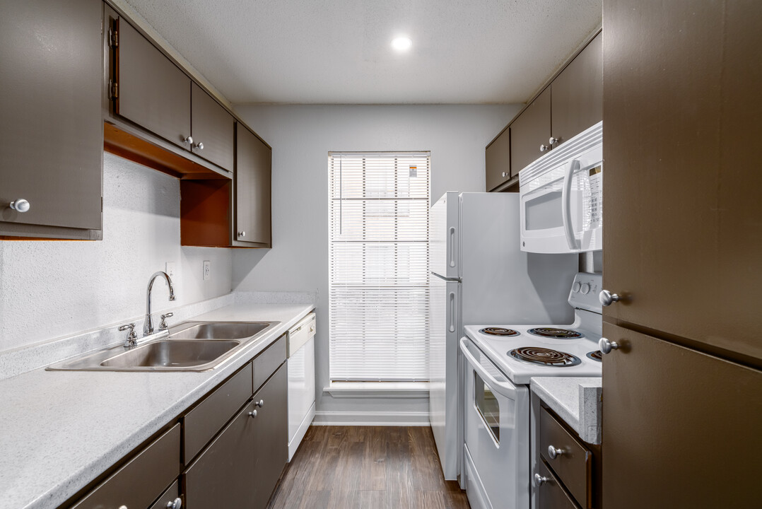 Magnolia Court in Austin, TX - Building Photo