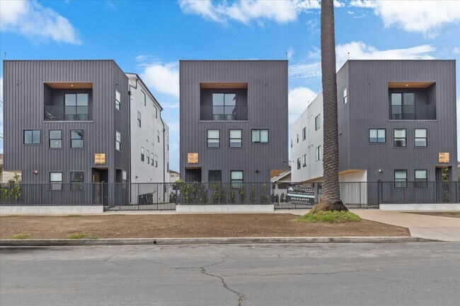 3973 S Budlong Ave in Los Angeles, CA - Building Photo - Building Photo