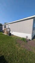 9383 Evergreen Dr in Linden, MI - Building Photo