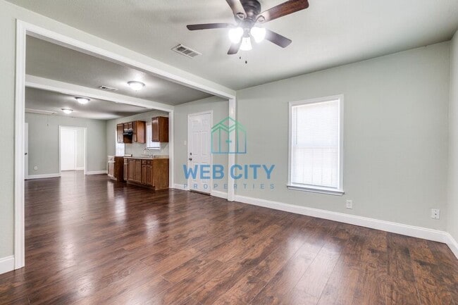 2926 Carpenter Ave in Dallas, TX - Building Photo - Building Photo