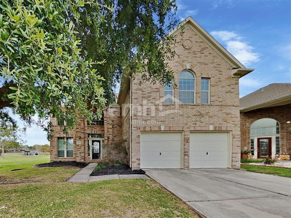 11005 Spring Wood Dr in La Porte, TX - Building Photo