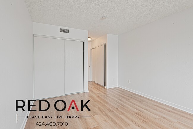 11817 Victory Blvd in Los Angeles, CA - Building Photo - Building Photo