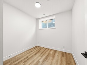 4125R-41217 Avenue SW in Calgary, AB - Building Photo - Building Photo