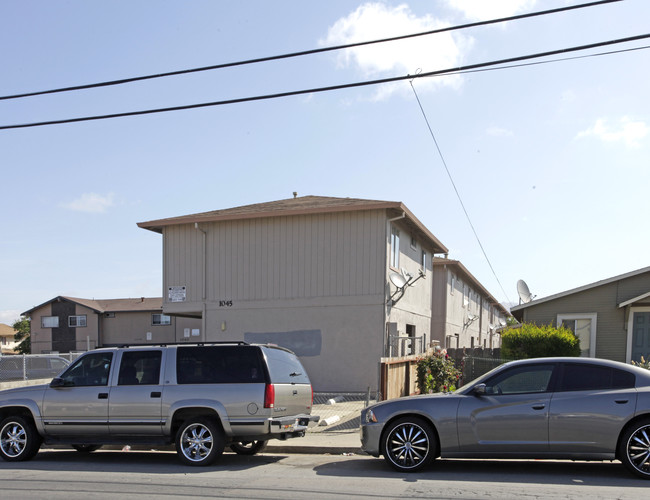 1045 E Laurel Dr in Salinas, CA - Foto de edificio - Building Photo