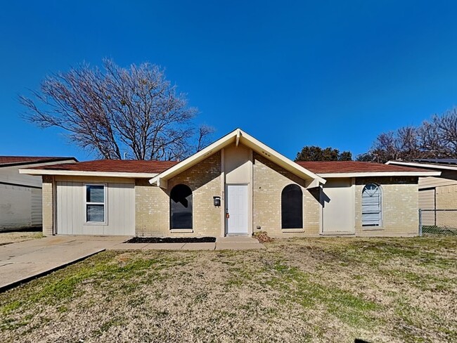 906 Las Palmas Dr in Grand Prairie, TX - Foto de edificio - Building Photo