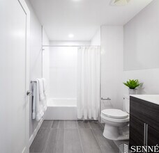 40 Medford St, Unit 206 in Somerville, MA - Foto de edificio - Building Photo