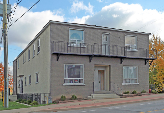 390 Merritt St in St Catharines, ON - Building Photo - Building Photo