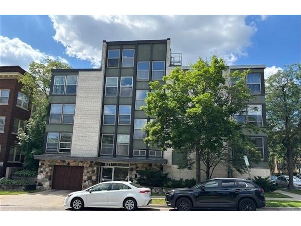 821 Douglas Ave in Minneapolis, MN - Foto de edificio